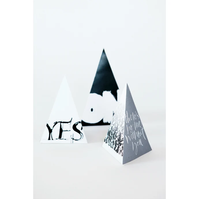 Ylva Skarp / Dekorativní papírové pyramidy - 3 ks