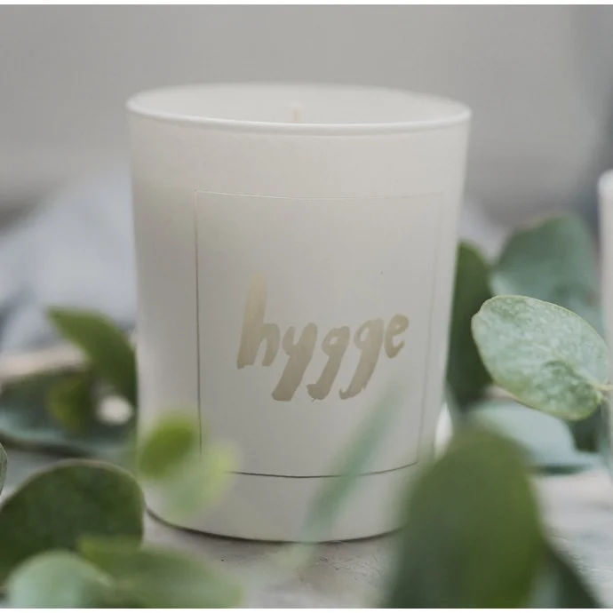 Love Inc. / Bílá svíčka Hygge - fíky a bílé pižmo